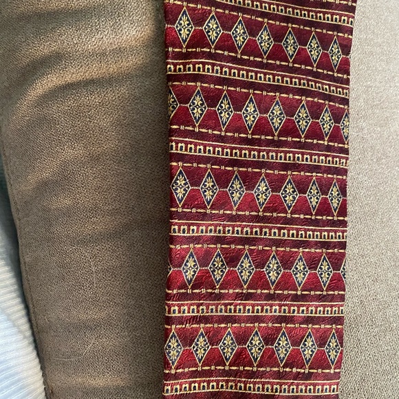 Roundtree & Yorke Burgundy and Gold Silk Tie - Picture 2 of 3